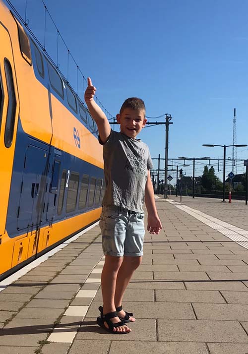 Jongetje bij trein Nijmegen voor TVN Zorgt ambulant team