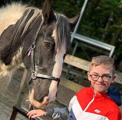 Jongen met pony bij Zorg Binnen Onderwijs van TVN Zorgt Nijmegen